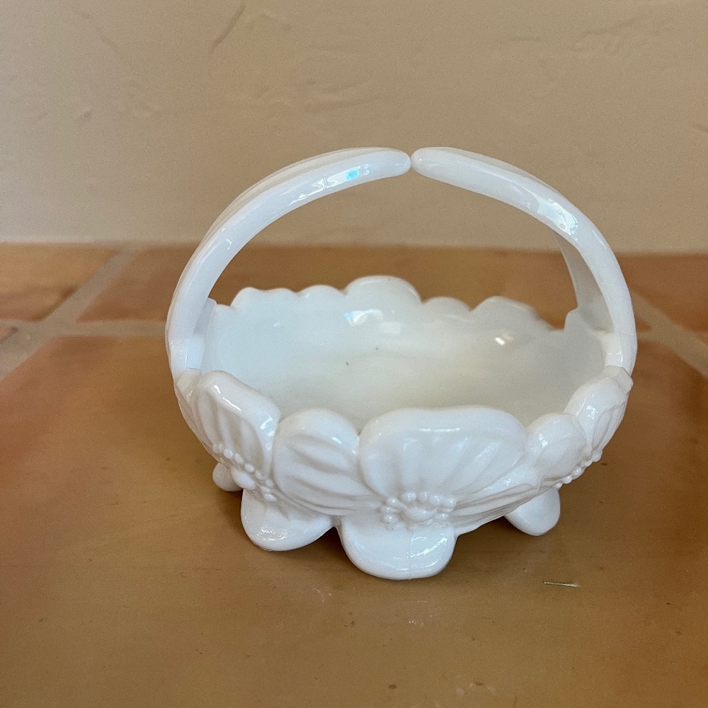 Milk glass daisy candy dish with split handle 🌼 design